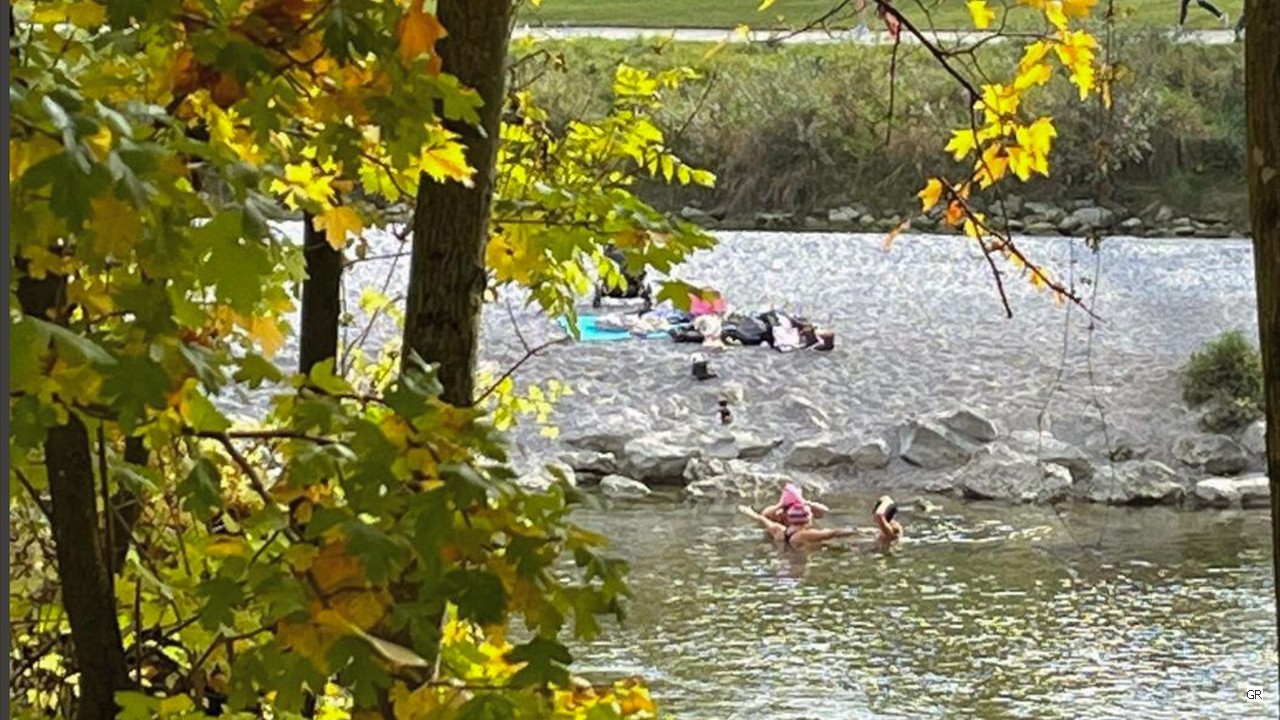 Baden in der Isar im Oktober