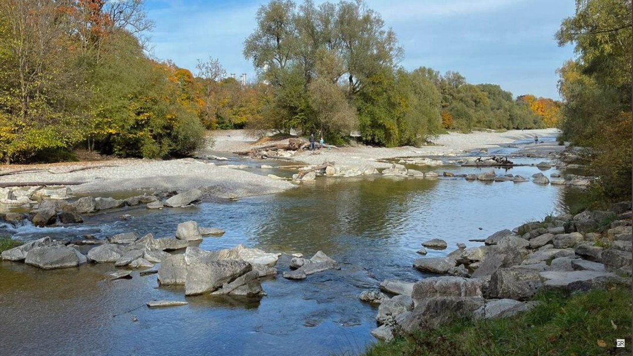 Ruhiges Wasser ohne Menschen